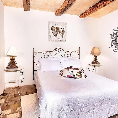 In Sleeps 4 Includes Swimming Pool