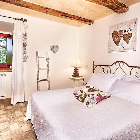 In Sleeps 4 Includes Swimming Pool